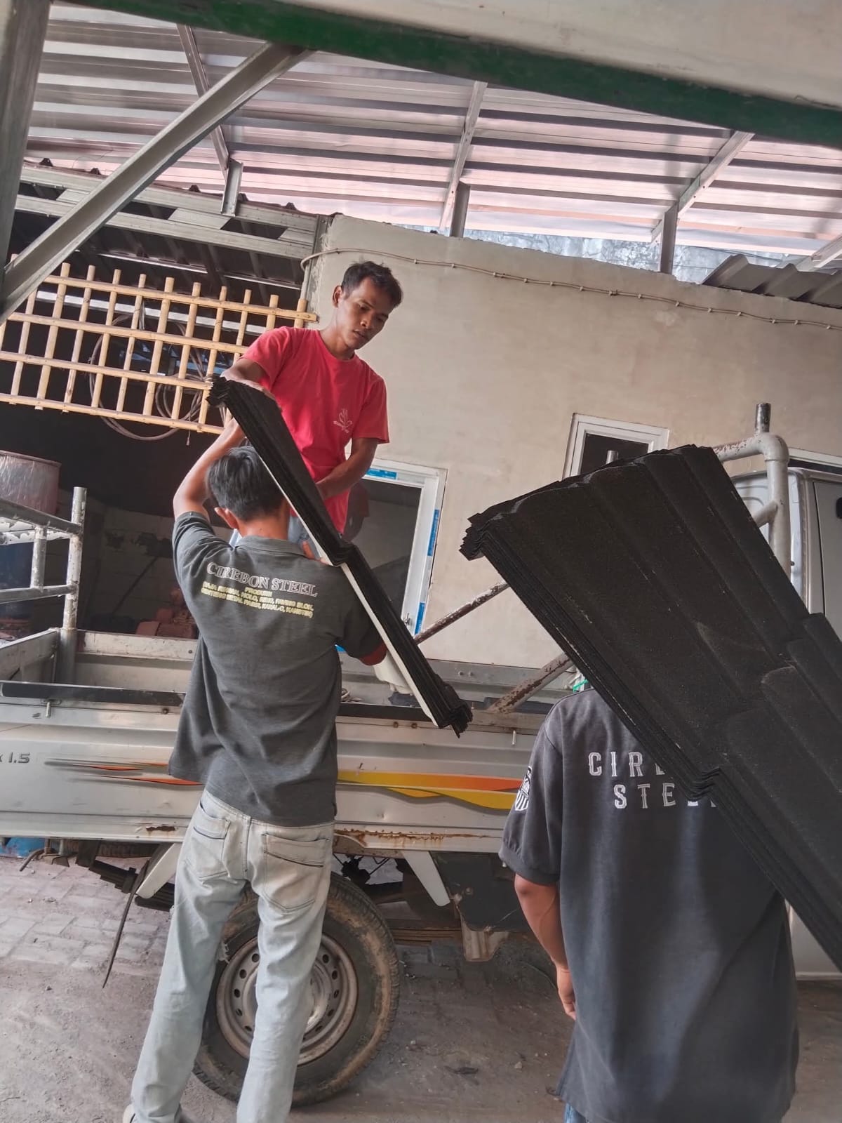 PENGIRIMAN GENTENG METAL PASIR PERUMAHAN KEANDRA LAGON KLAYAN